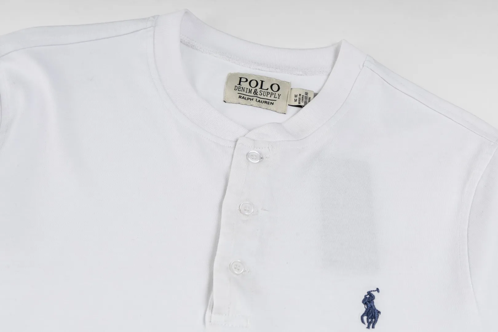 P196 R85 Ralph Lauren Washed, brushed, distressed, Henry stand-up collar, open chest, long-sleeved bottoming shirt, thin sweatshirt, fabric 100% Xinjiang long-staple cotton, imported embroidery logo on the chest, custom threaded collar, classic embroidery, the highest version, suitable for business and leisure daily use! 🌘3-button placket, laser logo pearlescent resin buttons, cuffs and hem are double-stitched, different from the currency version. Washed and distressed, sand-washed and stir-fried. Color: White, Black, Navy Blue, Army Green, Gray Size: S M L XL Length: 69/70/72/75 Bust: 102/108/116/124 Shoulder width: 43/45/47/49 Recommended weight: 100-120/120-140/140-160/160-180 pounds